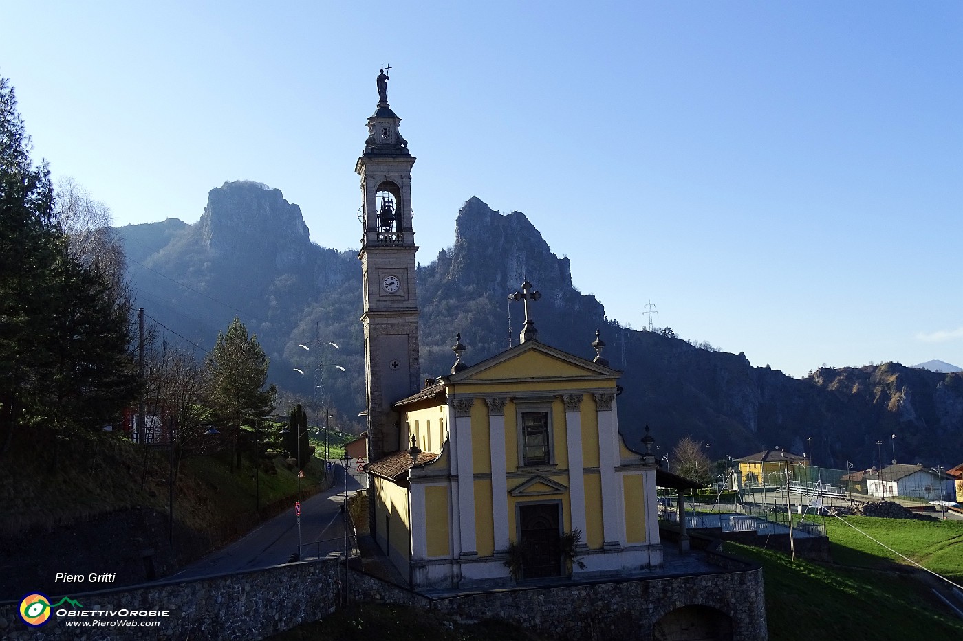 08 Salendo in auto...la bella chiesa di Santa Croce.JPG -                                